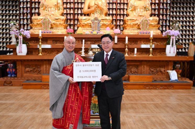 강수현 양주시장이 지난 6일 2025년 을사년(乙巳年)을 맞아 관내 청련사에서 진행된 ‘양주시정 발전 기원 신년하례법회’에 참석했다. 양주시 제공