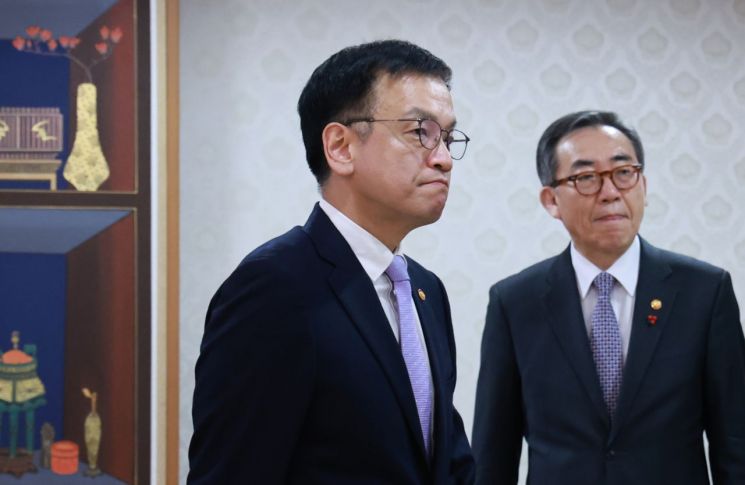 최상목, 국방·방산 현안 점검…"외교·안보 안정적 관리"