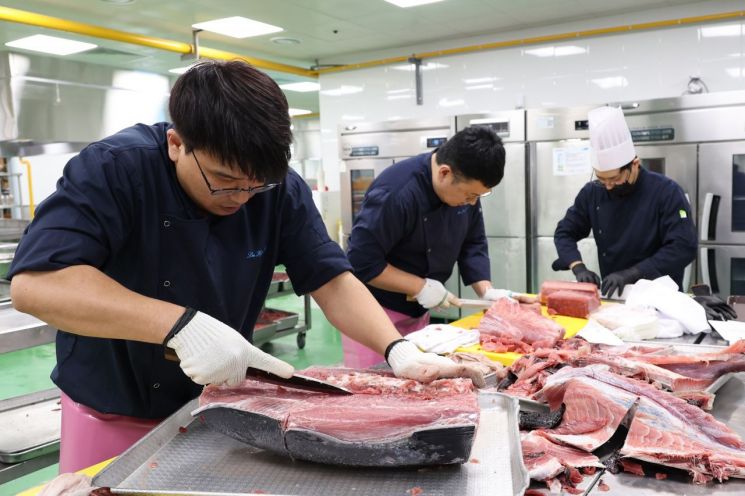 포스코 포항제철소는 기술연구원 식당의 주방 리모델링을 완료하고 기념 특식 행사를 진행했다. 포스코 포항제철소 제공