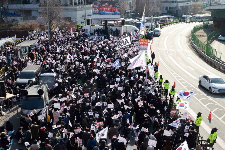 남산에서 가장 가까운 북쪽 육교에서 본 대통령 지지자들의 탄핵 반대 집회. 허영한 기자