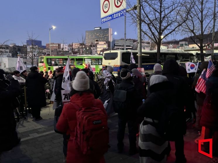 '尹 체포영장 재발부' 한남동 관저 앞 긴장 고조…찬반 집회 이어져