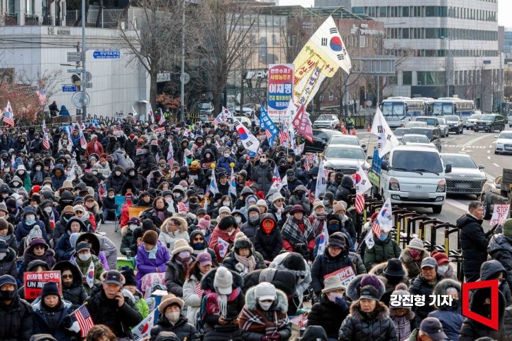 尹관저 인근 집회서 경찰 폭행 50대, 구속영장 기각