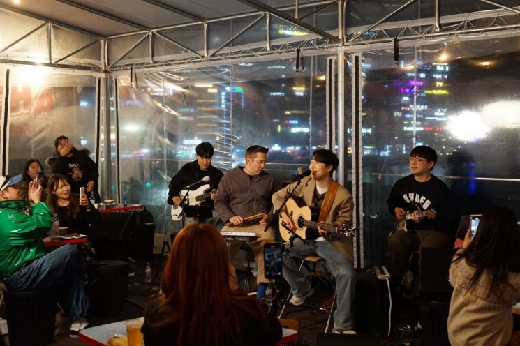 광안리 핫플 삼진포차, 가수 장범준 ‘깜짝 버스킹’ 공연 진행