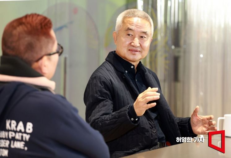 최진석 서강대 명예교수가 김대식 교수, 김혜연 안무가와 인터뷰하고 있다. 허영한 기자