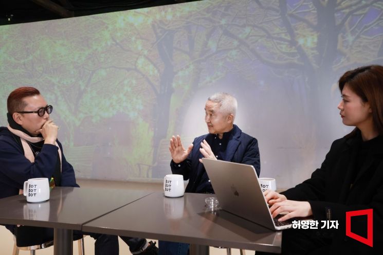 최진석 서강대 명예교수가 김대식 교수, 김혜연 안무가와 인터뷰하고 있다. 허영한 기자