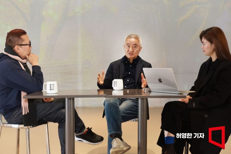 최진석 서강대 명예교수가 김대식 교수, 김혜연 안무가와 인터뷰하고 있다. 허영한 기자