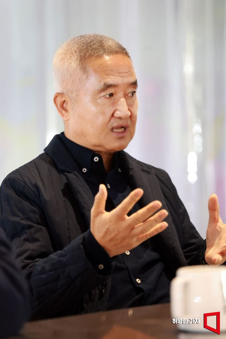 최진석 서강대 명예교수가 김대식 교수, 김혜연 안무가와 인터뷰하고 있다. 허영한 기자