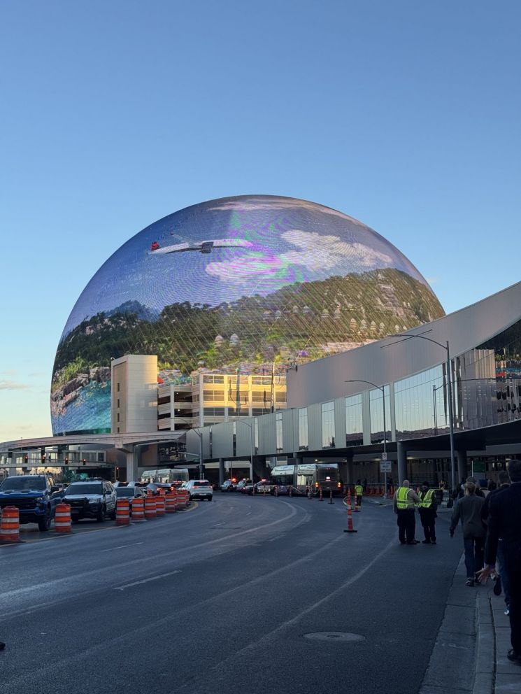 On the 7th (local time), a Delta Air Lines plane is seen flying outside the famous concert hall 'Sphere' in Las Vegas. Photo = Reporter Baek Jong-min