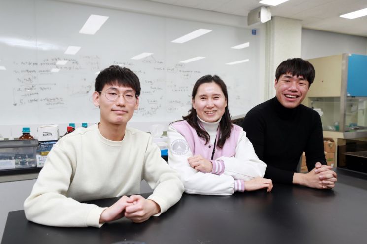 김미경 삼육대 화학생명과학과 교수 연구팀. 왼쪽부터 공저자 권순용 연구실 인턴, 김 교수, 제1저자 천재환 대학원생. 삼육대 제공