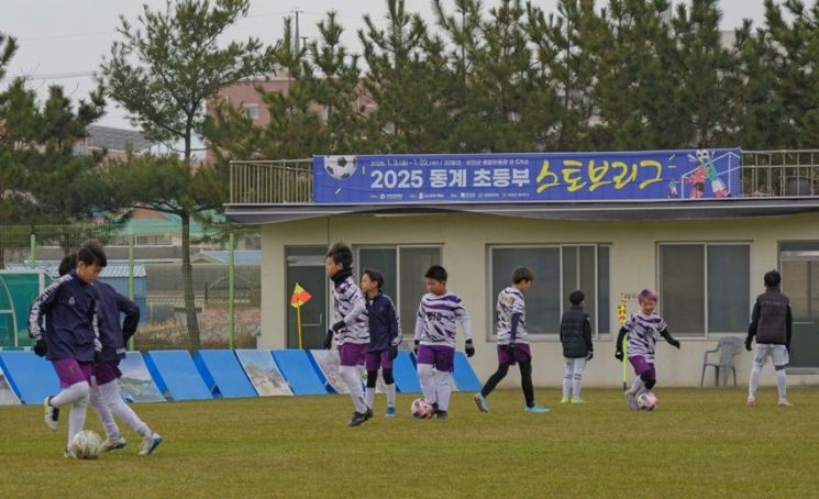 스포츠산업단 축구 선수들이 훈련을 하고 있다. 강진군 제공