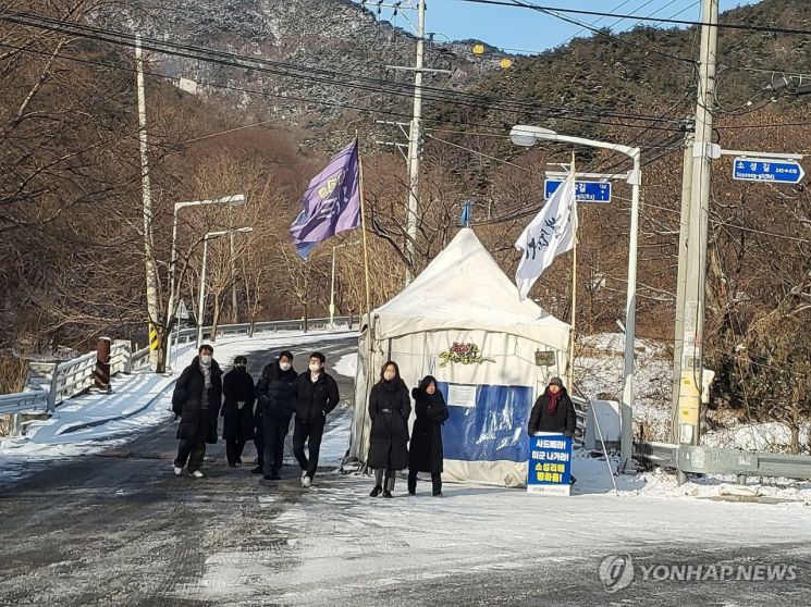 9일 오전 서울중앙지검이 경북 성주군 소성리 마을회관 인근 사드기지 반대 집회 장소인 원불교 진밭평화교당 천막에서 압수수색을 벌이고 있다. 연합뉴스