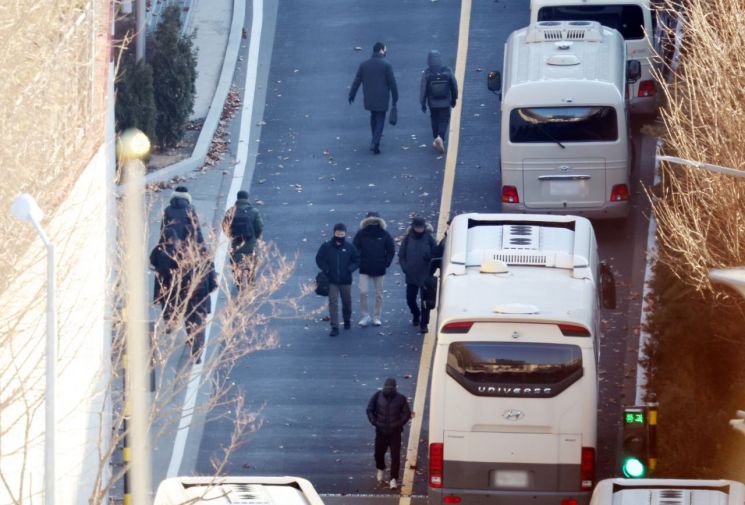 법원이 윤석열 대통령에 대한 체포영장을 재발부해 공조수사본부 차원의 영장 2차 집행 시도가 초읽기에 들어간 9일 오전 서울 용산구 한남동 대통령 관저 정문 부근에서 관저 경비인력으로 추정되는 사람들이 교대를 하고 있다. 연합뉴스