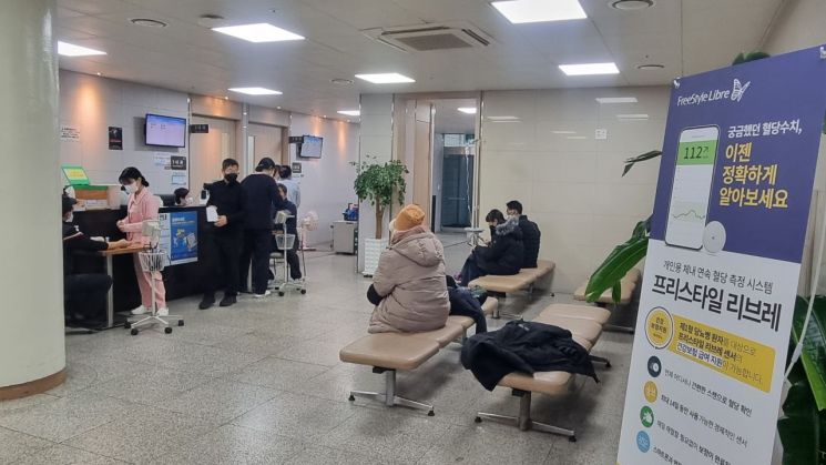 9일 오전 광주 서구의 한 병원 내과 대기실이 호흡기 질환 등을 진료받기 위한 환자들로 북적이고 있다. 민찬기 기자