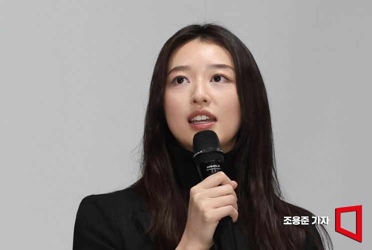 [포토] 취재진 질문에 답하는 메이플