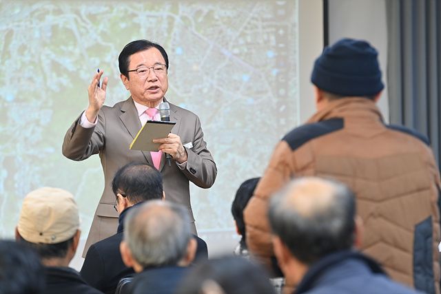 이현재 하남시장이 9일 초이동 주민과의 대화에서 교통 편의성 개선을 위한 시민들의 다양한 의견을 청취하고, 주요 현안을 차질 없이 추진하도록 노력하겠다고 밝히고 있다. 하남시 제공