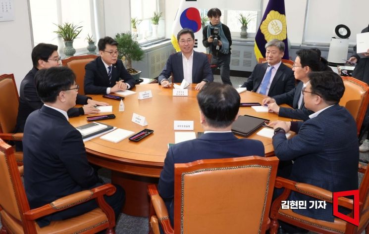 9일 국회에서 국정협의체 첫 실무협의가 열리고 있다. 이날 협의에는 더불어민주당 이해식 당대표 비서실장·진성준 정책위의장, 조오섭 국회의장 비서실장, 방기선 국무조정실장, 국민의힘 김상훈 정책위의장·강명구 비대위원장 비서실장, 김범석 기획재정부 1차관, 곽현 정무수석비서관이 참석했다. 김현민 기자