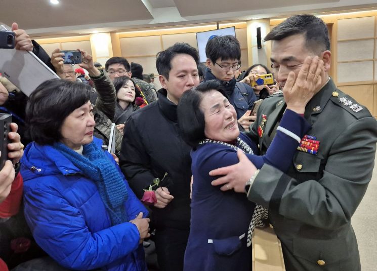해병대 채모 상병 순직 사건과 관련해 항명과 상관명예훼손 혐의로 기소된 박정훈 전 해병대 수사단장(대령)이 9일 오전 서울 용산구 국방부 군사법원에서 열린 1심 선고 공판에서 무죄를 선고 받은 뒤 어머니 김봉순씨와 기뻐하고 있다. 연합뉴스