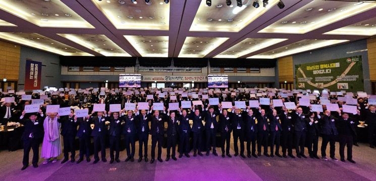 2025년 경남도 신년인사회 참석자들이  새해 경남도정 구호인 ‘공존과 성장, 희망의 경남’이 적힌 손팻말을 들어보이고 있다. 이세령 기자