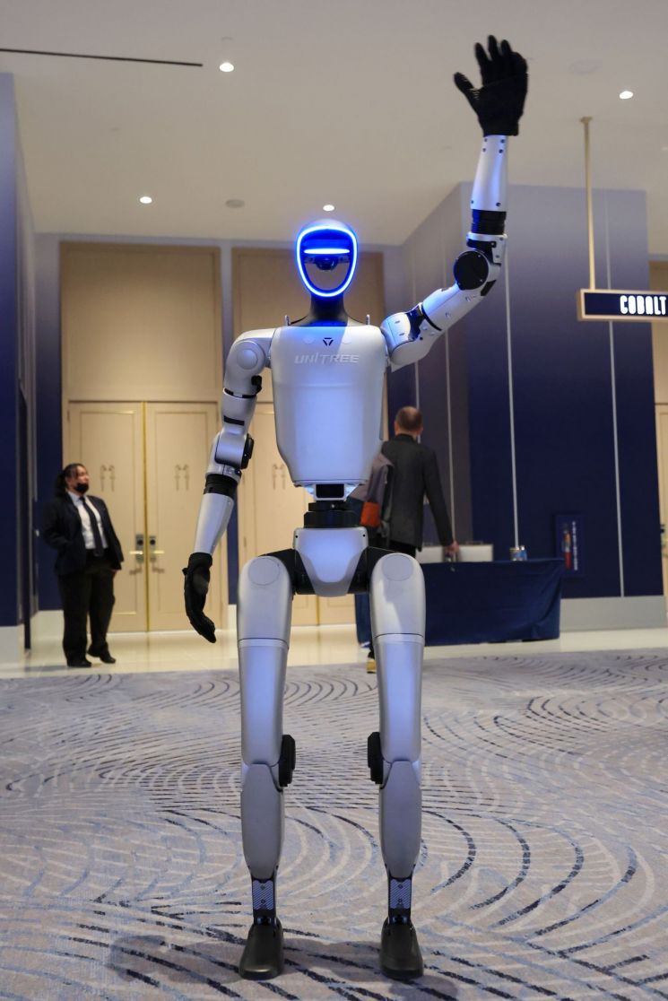 세계 최대 가전·정보기술(IT) 전시회 CES 2025 개막일인 지난 1월7일 (현지시간)미국 네바다주 라스베이거스 퐁텐블루 호텔 엔비디아 전시관에서 휴머노이드 로봇 유니트리 G1이 인사하고 있다. 연합뉴스