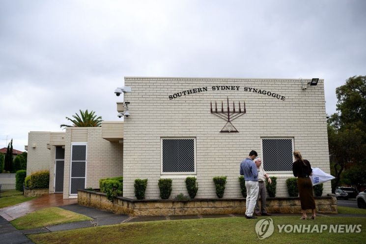 10일(현지시간) 호주 시드니 알라와에 있는 유대인 회당에서 발생한 반유대주의 낙서 사건을 사람들이 조사하고 있다. EPA 연합뉴스