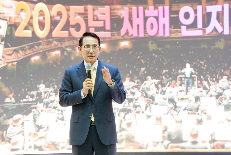이완섭 충남 서산시장이 10일 인지면 어울림건강센터에서 인지면 주민과 소통하는 모습. /서산시