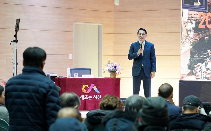 10일 충남 서산시 인지면 어울림건강센터에서 면민들과 소통하고 있는 이완섭 서산시장. /서산시
