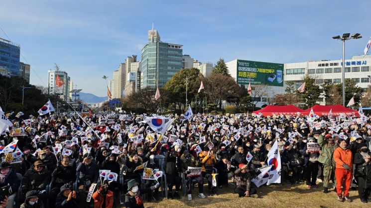 Attendees at a rally opposing the impeachment of President Yoon Seok-yeol held at the square in front of Changwon Special City Hall in Gyeongsangnam-do are waving the Taegeukgi and shouting for a halt to the execution of President Yoon's arrest warrant. Reporter Se-ryeong Lee