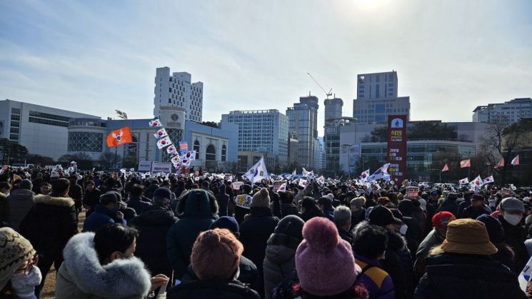 Citizens opposing the impeachment of President Yoon Seok-yeol flocked to the square in front of Changwon Special City Hall in South Gyeongsang Province, where an anti-impeachment rally was held. Reporter Se-ryeong Lee