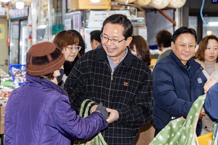 Yeongdeungpo-gu Mayor Choi Ho-kwon visits a traditional market for the Lunar New Year