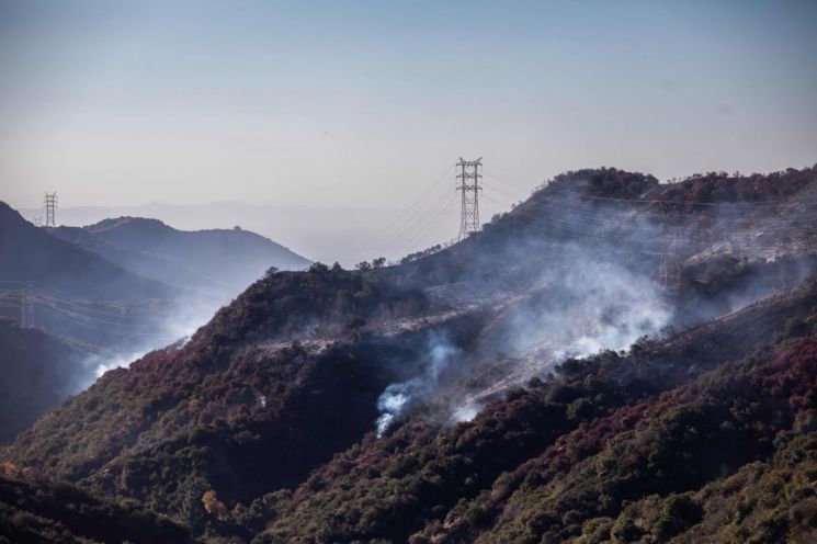 미국 서부 최대 도시 로스앤젤레스(LA)에서 동시 다발한 산불이 계속 확산하면서 좀처럼 진정될 기미를 보이지 않고 있는 가운데, 새해맞이 폭죽놀이가 산불의 원인일 수 있다는 보도가 나왔다. 게티이미지·연합뉴스
