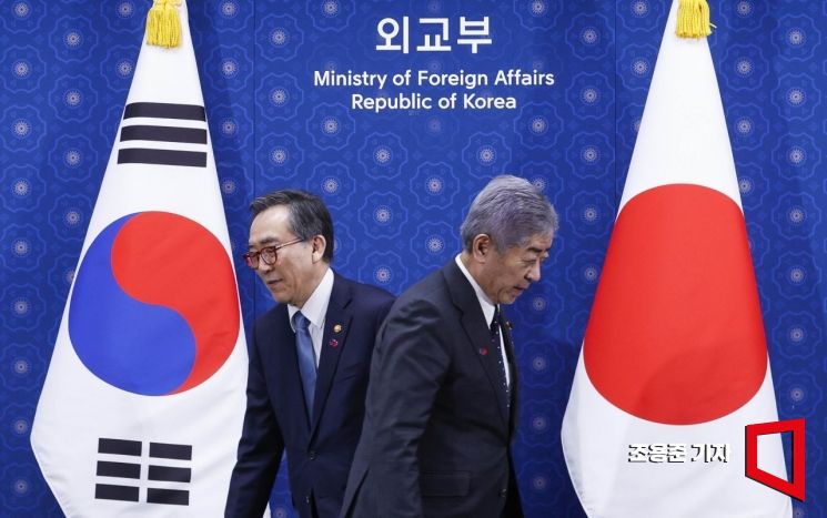[포토] 자리로 이동하는 한일외교장관