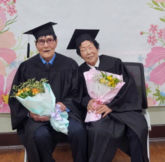 91세 만학도 노부부 ‘눈물의 졸업식’…감동 선사