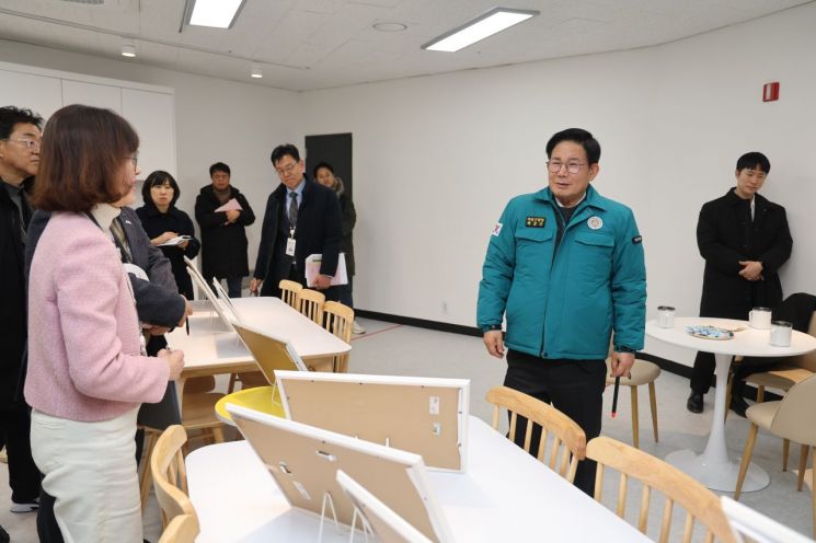 박강수 마포구청장 소금나루도서관 맘카페 조성 현장 점검 나서
