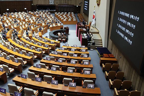 지난달 5일 국회 본회의에서 최재해 감사원장과 이창수 서울중앙지검장 등 검사 3명에 대한 탄핵 소추안이 야당 단독으로 통과되고 있다. 연합뉴스