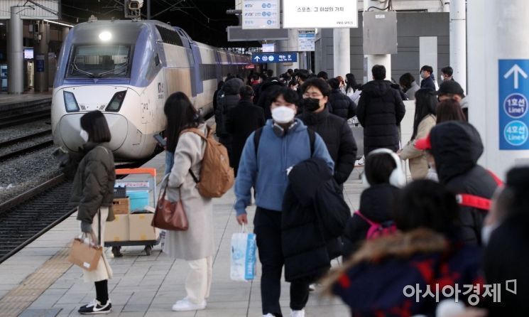 서울역에서 시민들이 열차에 탑승하고 있다. 김현민 기자