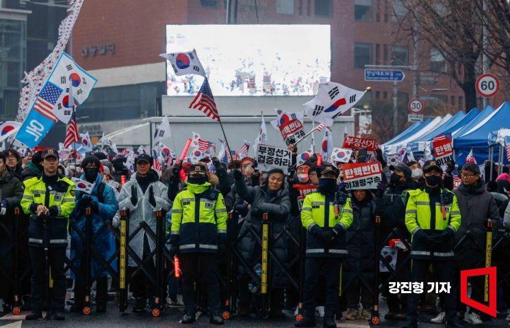 고위공직자범죄수사처가 윤석열 대통령에 대한 체포영장 집행 관련 업무를 경찰에 일임하겠다는 공문을 발송한 6일 서울 용산구 대통령 관저 인근에 모인 보수단체 소속 관계자들이 윤 대통령 체포 반대를 촉구하고 있다. 강진형 기자