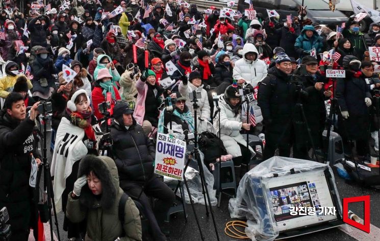 고위공직자범죄수사처가 윤석열 대통령에 대한 체포영장 집행 관련 업무를 경찰에 일임하겠다는 공문을 발송한 6일 서울 용산구 대통령 관저 인근에 모인 보수단체 소속 관계자들이 윤 대통령 체포 반대를 촉구하고 있다.