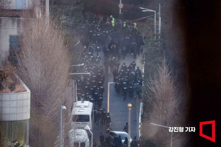 [포토] 정문 통과해 대통령 관저로 향하는 경찰병력