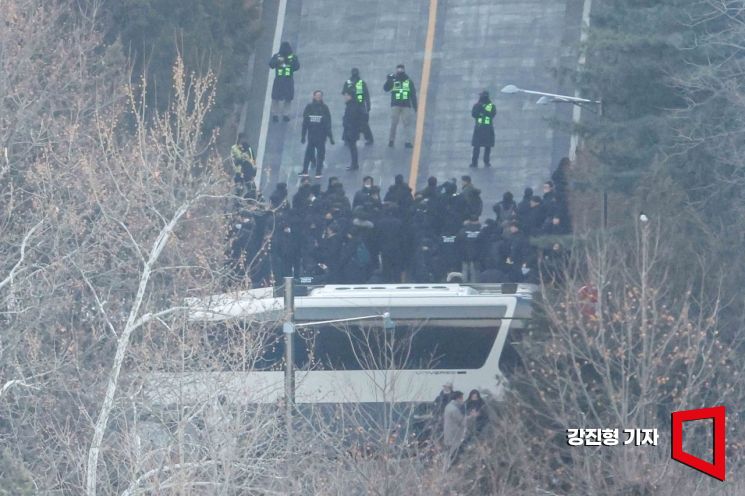 [포토] 저지선 차벽 통과한 경찰병력