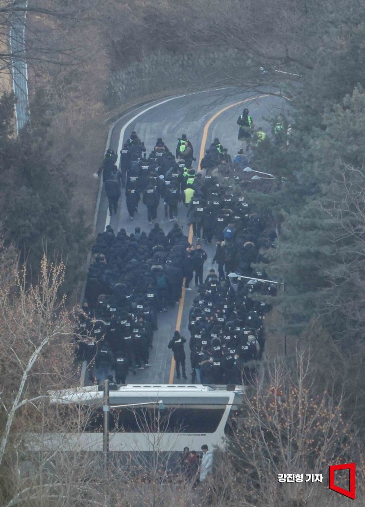 고위공직자범죄수사처와 경찰 비상계엄 특별수사단이 윤석열 대통령에 대한 체포영장 집행에 나선 지난 15일 서울 용산구 대통령 관저에서 경찰이 2차 저지선을 통과하고 있다. 강진형 기자