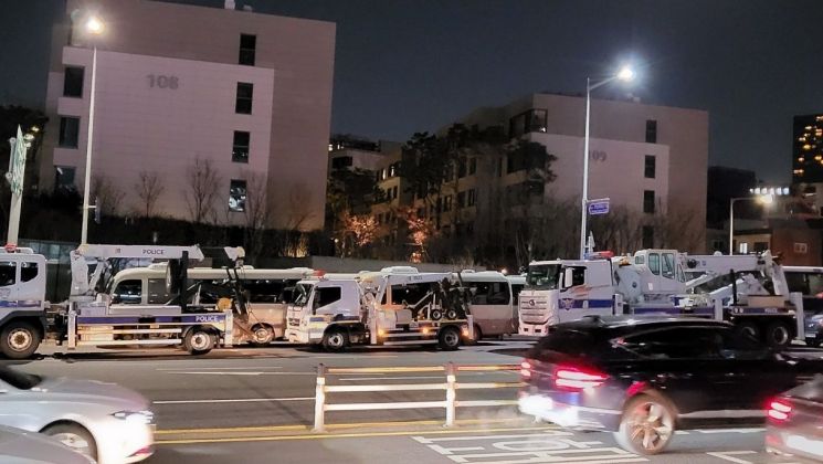 공수처, 2차 체포영장 집행…경찰은 관저 인근 철벽 통제
