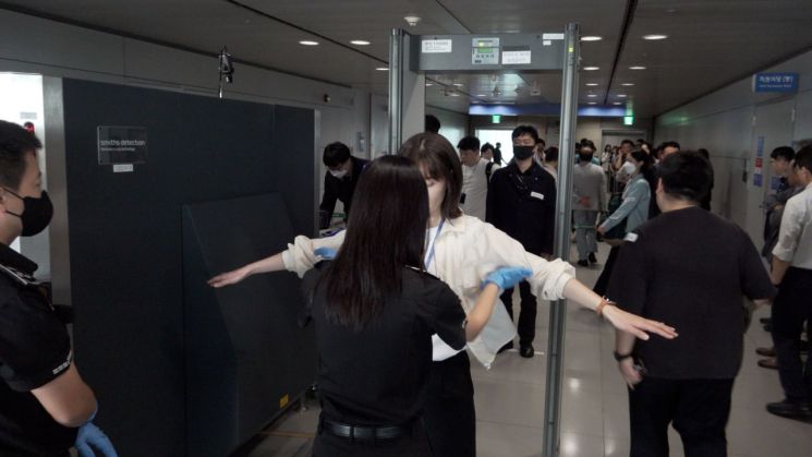 “입국 즉시 검사” 관세청, 여행자 마약 밀반입 단속 강화