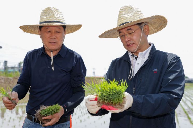 가와지1호 모내기 시연에 참석한 이동환 고양특례시장. 고양특례시 제공