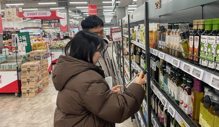 광주시 합동점검반 직원들이 지난 15일 관내 대형 점포에서 설 명절 선물세트의 분리배출 표시 여부를 확인하고 있다. 광주시 제공