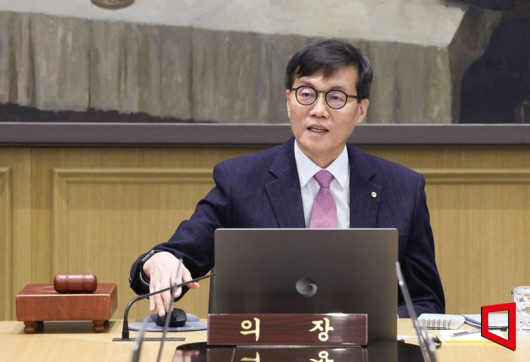 이창용 한국은행 총재가 16일 오전 서울 중구 한국은행에서 열린 금융통화위원회 본회의에서 위원들과 인사를 하고 있다. 2025.01.16 사진공동취재단