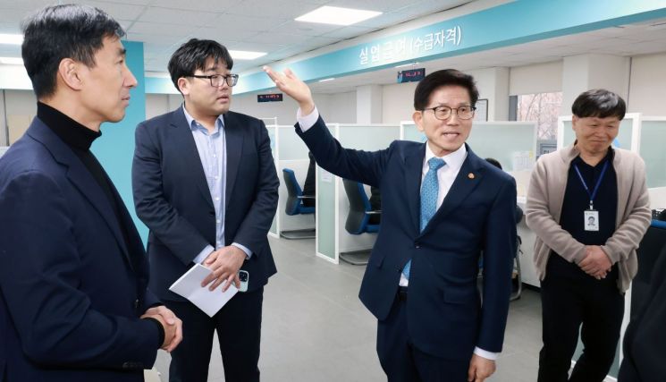 김문수 고용노동부 장관이 16일 서울 노원구에 있는 서울북부 고용복지+센터를 방문해 발언하는 모습. 고용부 제공