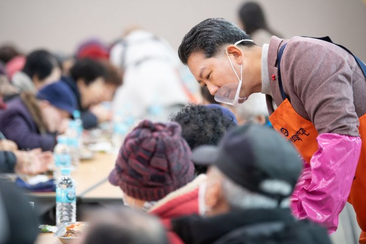 김장호 구미시장이 16일 웅산 법등스님 생신을 맞아 금오종합사회복지관 경로식당을 방문해 200여명의 어르신들에게 점심배식을 하며 어르신들과 담소를 나누며 어르신들의 안위를 챙기고 있다. [사진=구미시]