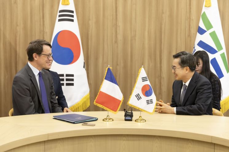 Gyeonggi Province Governor Kim Dong-yeon (right) is seen talking with Philippe Bertoux, the French Ambassador to Korea, at the Gyeonggi Provincial Government office on the 16th. Photo by Gyeonggi Province