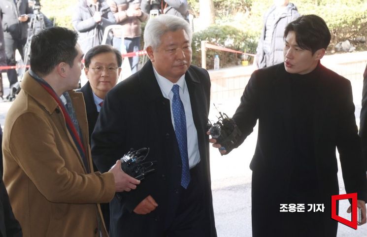 윤석열 대통령 측 변호인 김홍일 변호사가 18일 서울 마포구 서울서부지방법원에서 윤석열 대통령 구속 전 피의자 심문(영장실질심사)에 출석하고 있다. 조용준 기자