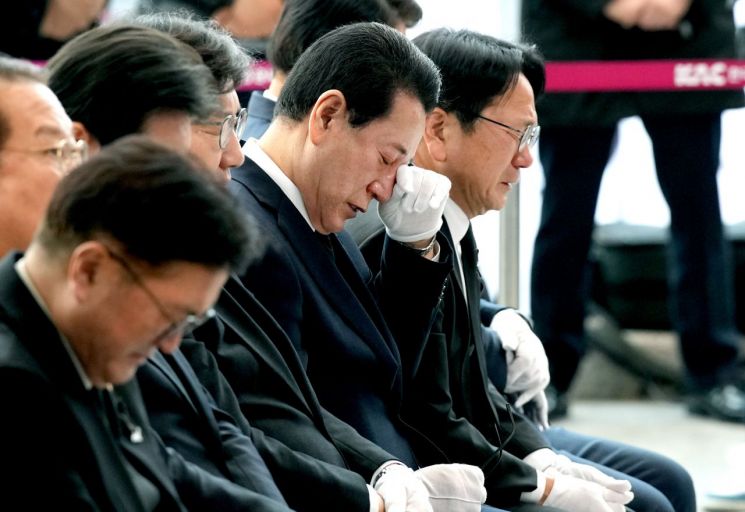 [포토]합동 추모식서 눈물 흘리는 우원식·김영록·강기정